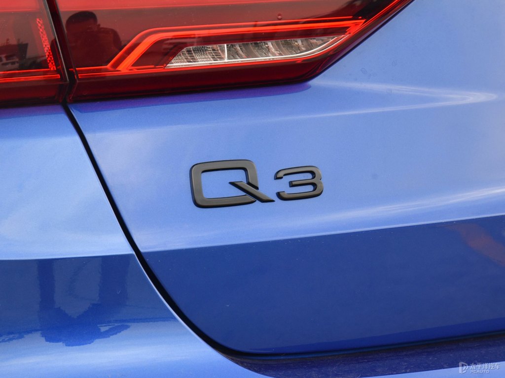 雪邦藍奧迪Q3車尾外觀圖片