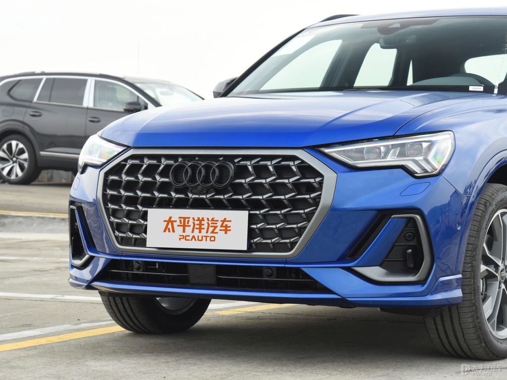 雪邦藍(lán)奧迪Q3車(chē)頭外觀圖片