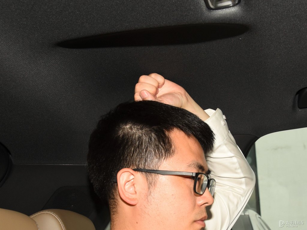 雪邦藍(lán)奧迪Q3駕乘空間空間圖片