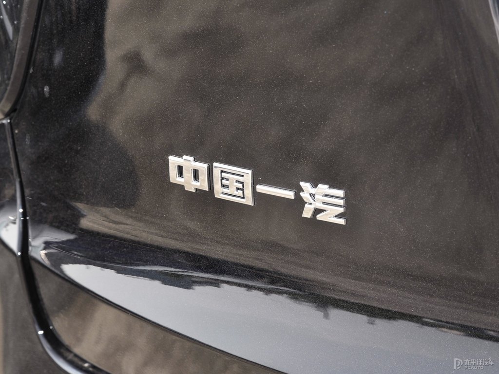 魅夜黑紅旗HS7車尾外觀圖片