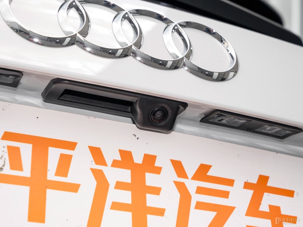 冰川白奧迪Q3車尾外觀圖片