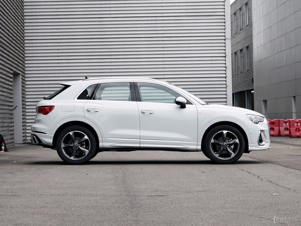 冰川白奧迪Q3整車外觀外觀圖片