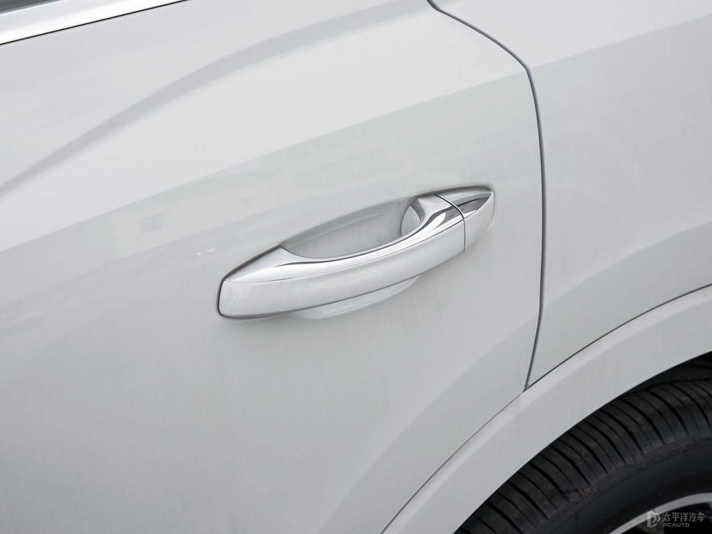 冰川白奧迪Q3車(chē)身外觀圖片