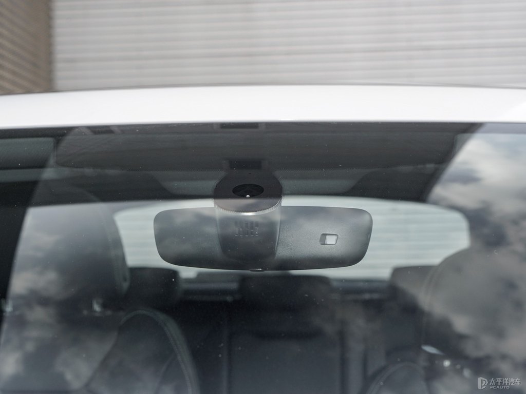 冰川白奧迪Q3車身外觀圖片