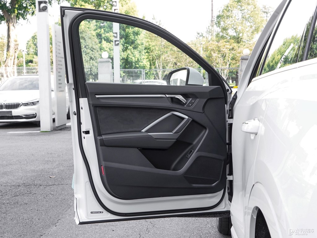 冰川白奧迪Q3車廂內(nèi)飾圖片
