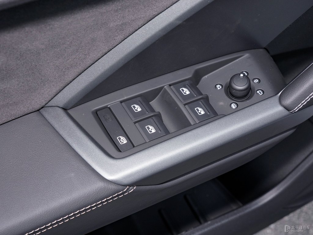 冰川白奧迪Q3車廂內(nèi)飾圖片