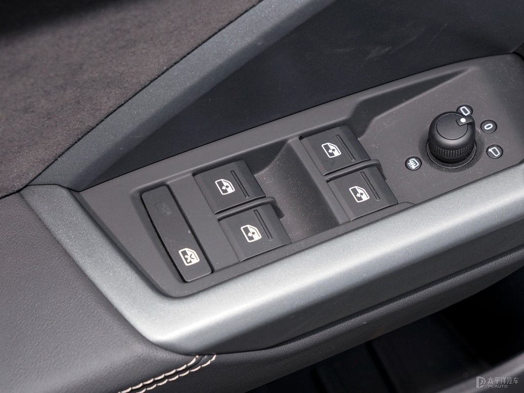 冰川白奧迪Q3車廂內(nèi)飾圖片