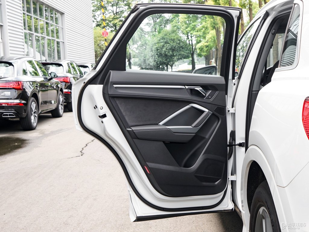冰川白奧迪Q3車廂內(nèi)飾圖片