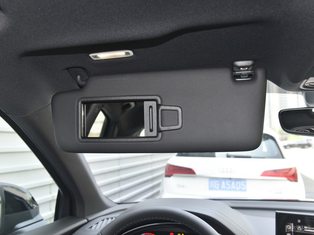 納多灰?jiàn)W迪Q5L Sportback車(chē)廂內(nèi)飾圖片