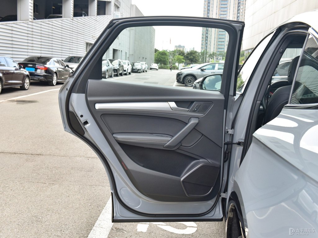 納多灰奧迪Q5L Sportback車廂內飾圖片