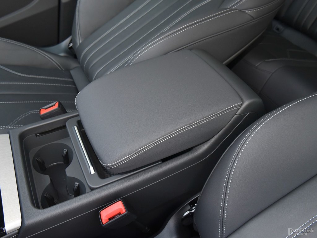 納多灰奧迪Q5L Sportback座椅內(nèi)飾圖片