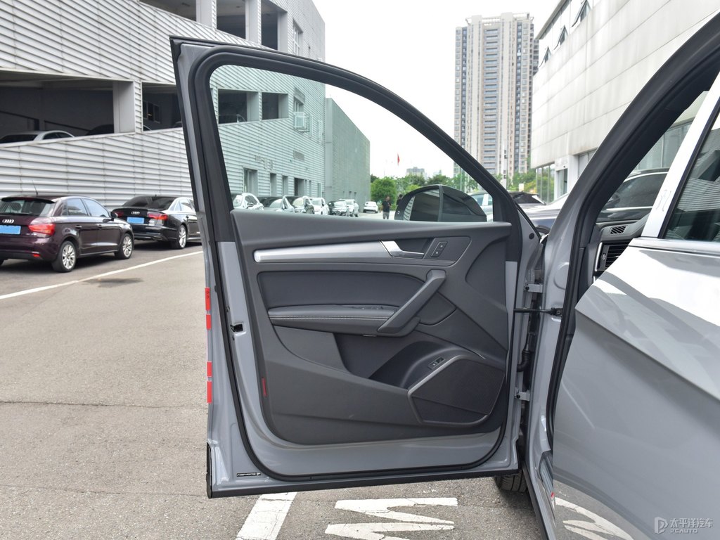 納多灰奧迪Q5L Sportback車廂內(nèi)飾圖片