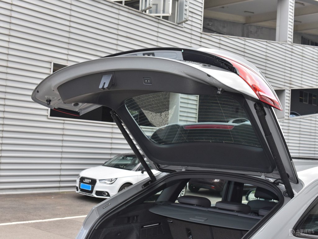 納多灰奧迪Q5L Sportback后備廂空間圖片