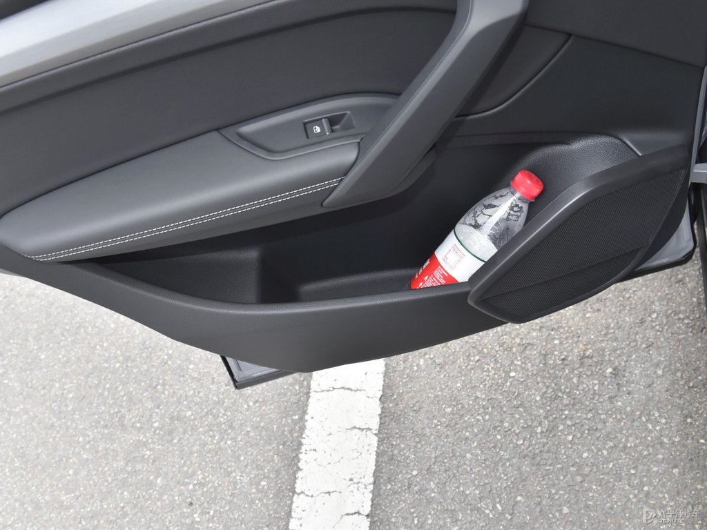 納多灰奧迪Q5L Sportback儲物空間空間圖片