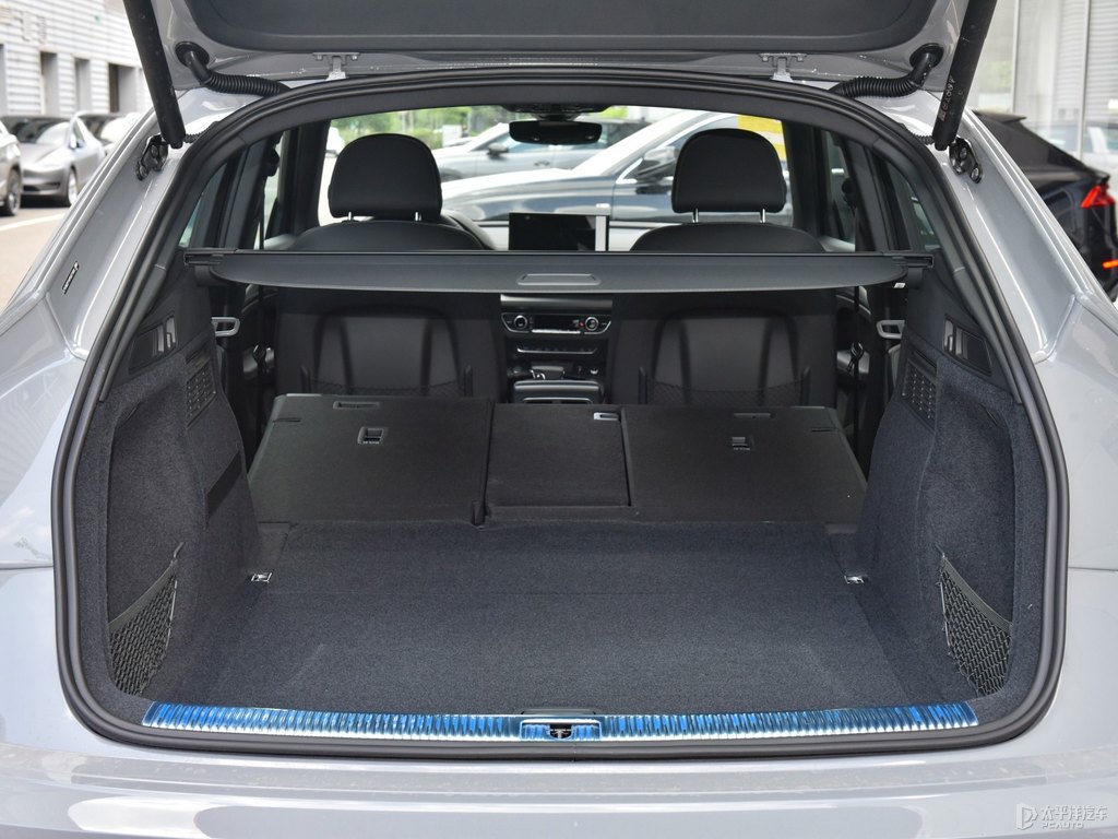 納多灰奧迪Q5L Sportback后備廂空間圖片
