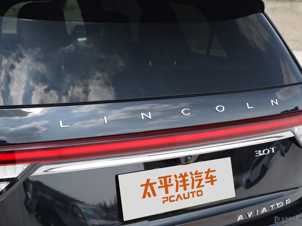瀚金黑飛行家車(chē)尾外觀圖片