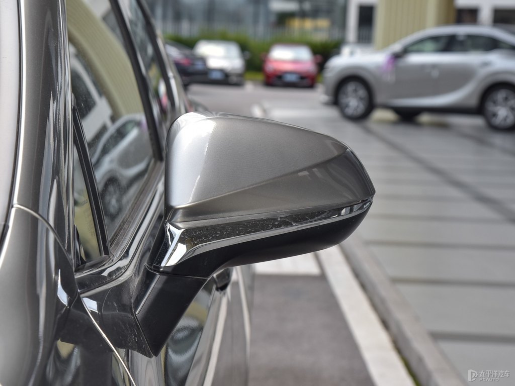 超音速鈦銀雷克薩斯NX車身外觀圖片
