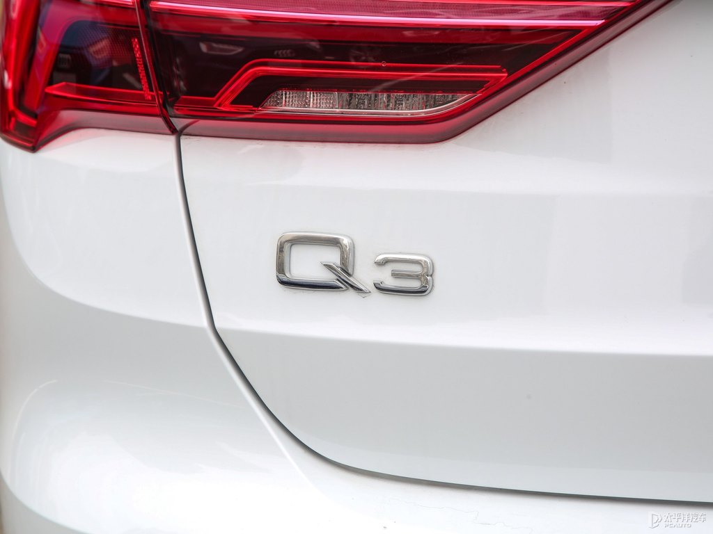 冰川白奧迪Q3車尾外觀圖片