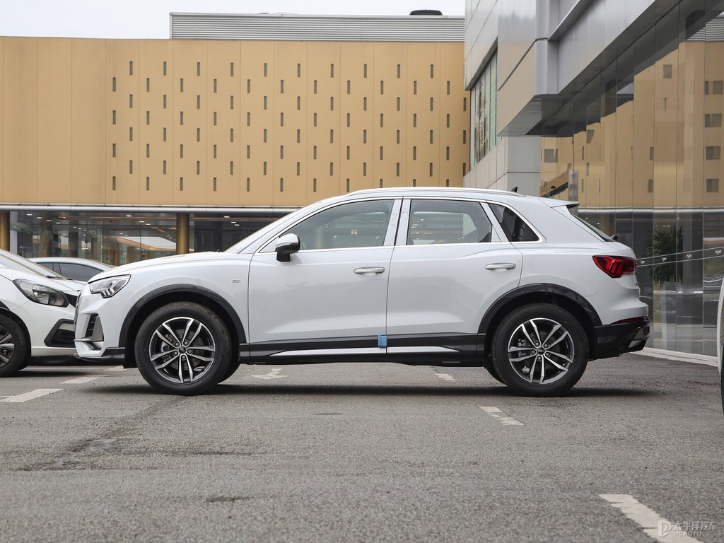 冰川白奧迪Q3整車外觀外觀圖片