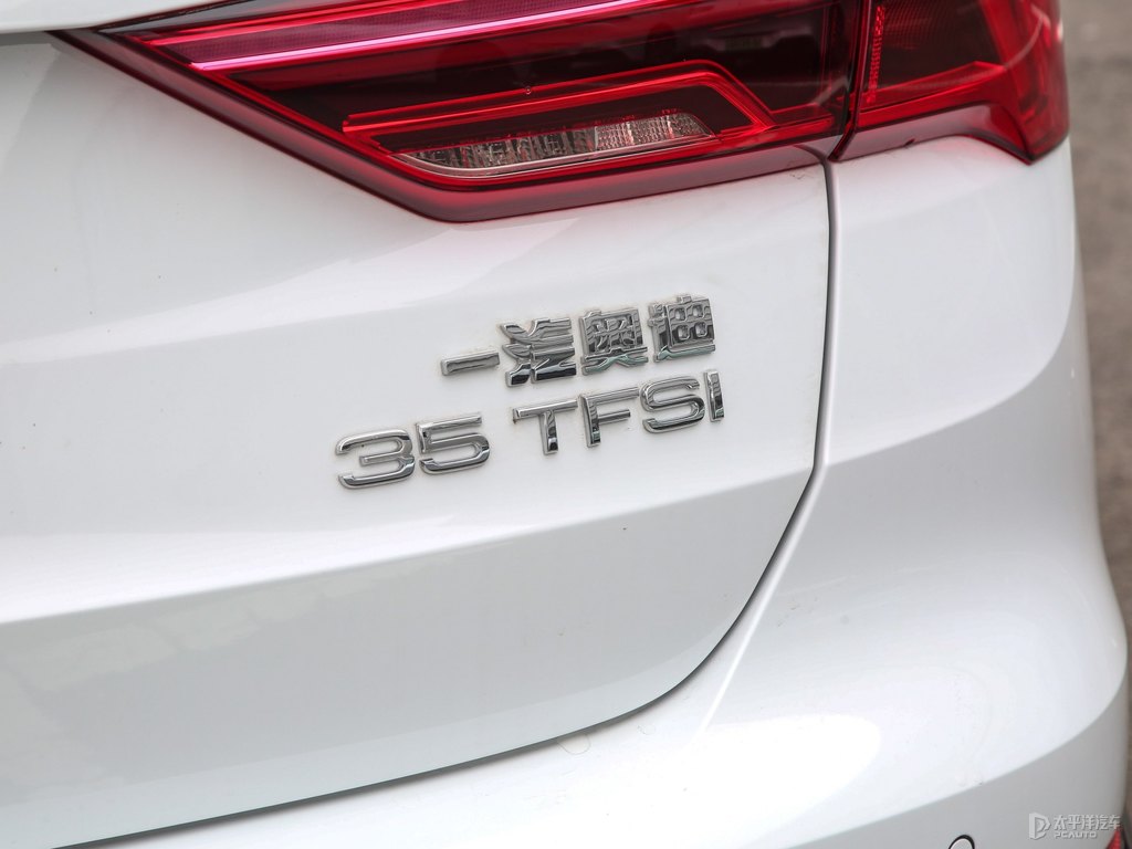 冰川白奧迪Q3車尾外觀圖片