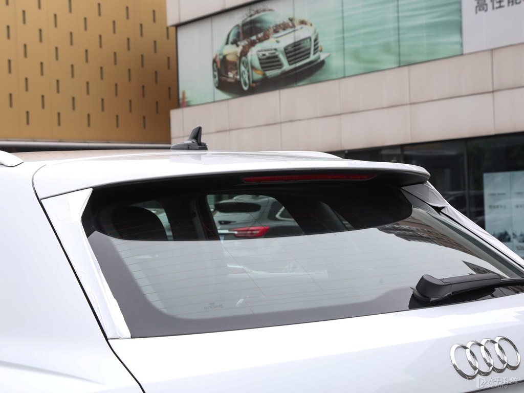 冰川白奧迪Q3車尾外觀圖片