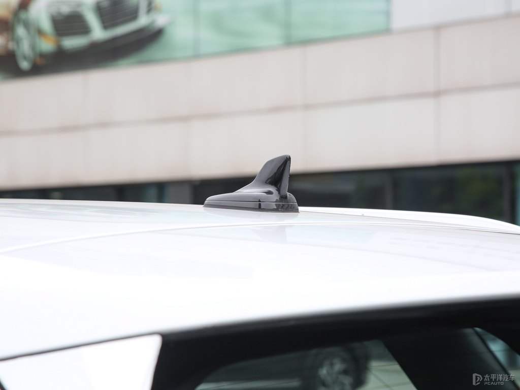 冰川白奧迪Q3車(chē)尾外觀圖片