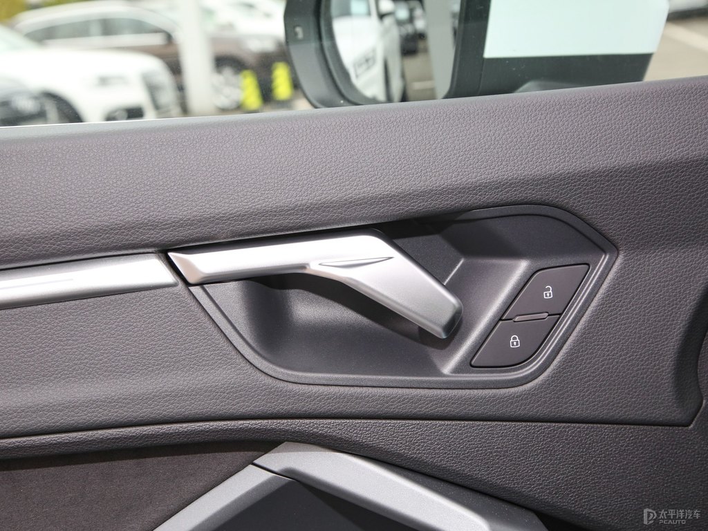 冰川白奧迪Q3車廂內(nèi)飾圖片