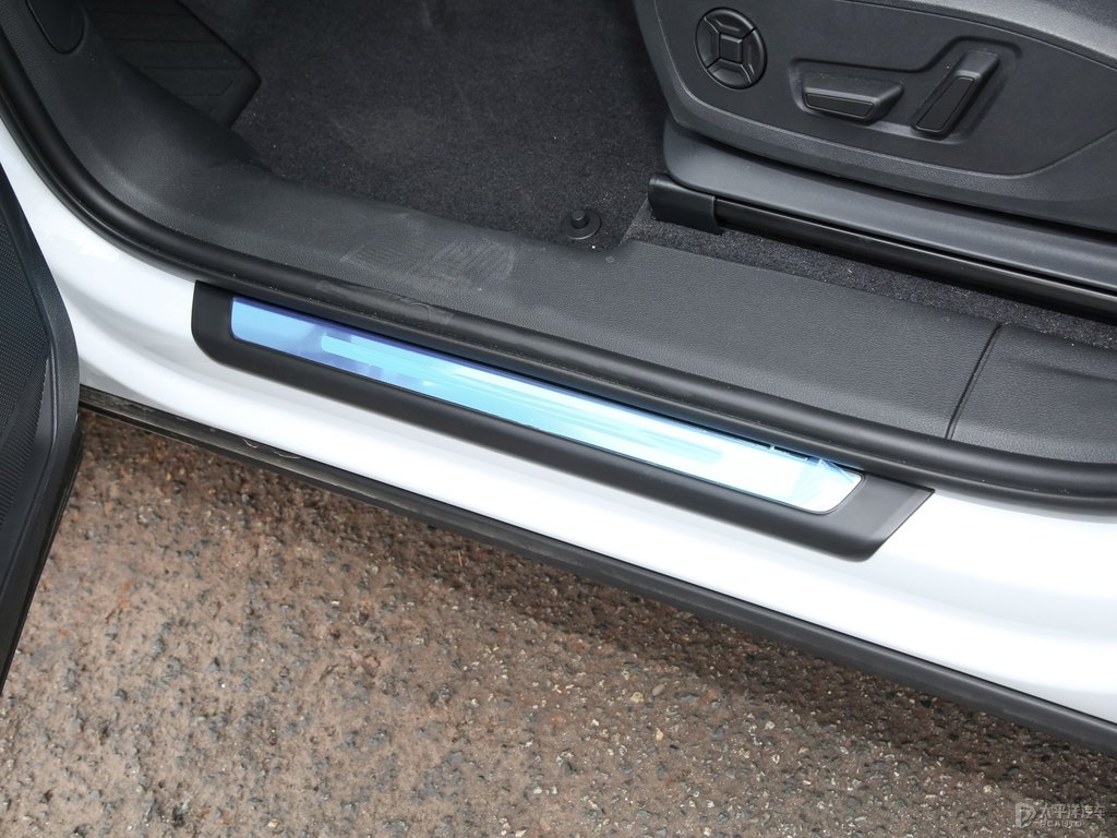 冰川白奧迪Q3車廂內(nèi)飾圖片