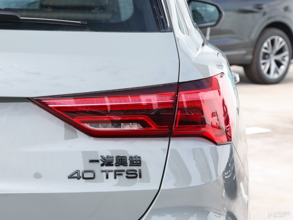 量子灰奧迪Q3車尾外觀圖片
