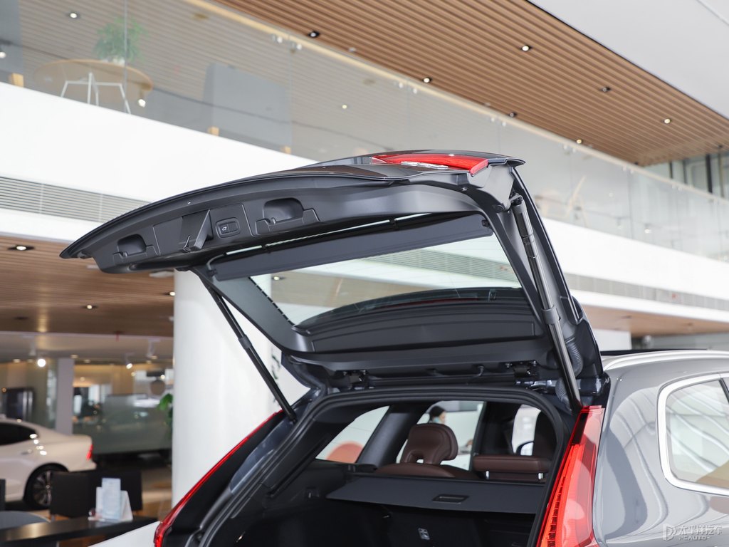 牛仔藍沃爾沃XC60后備廂空間圖片
