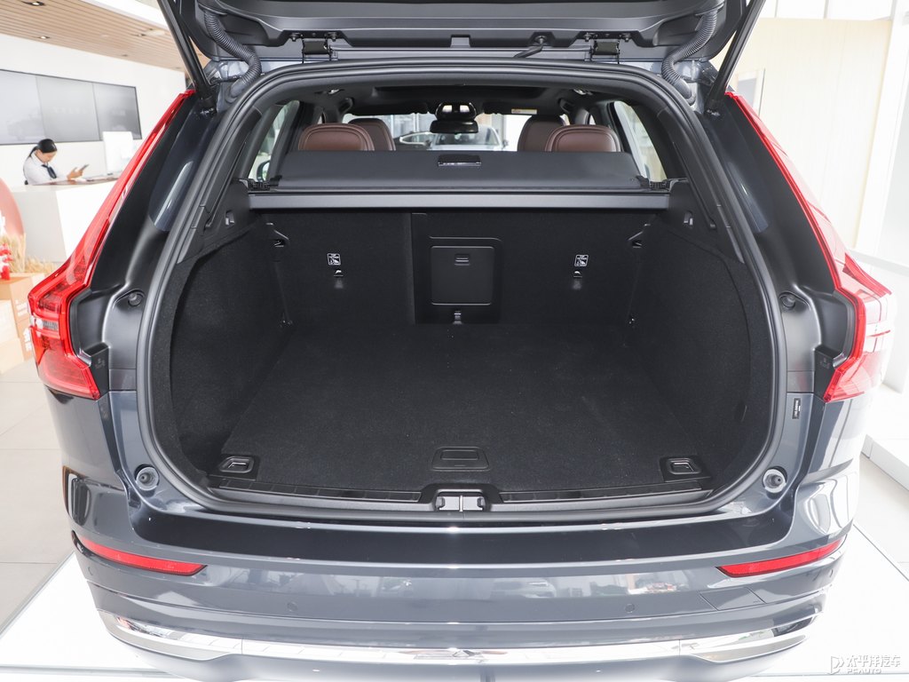 牛仔藍(lán)沃爾沃XC60后備廂空間圖片