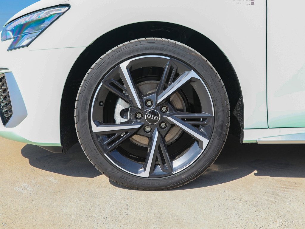 喀納斯綠奧迪A3車身外觀圖片