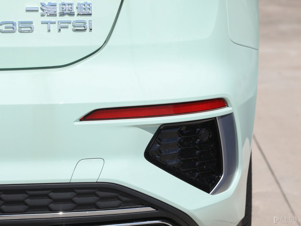 喀納斯綠奧迪A3車尾外觀圖片