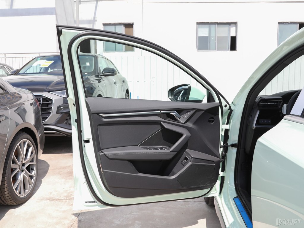 喀納斯綠奧迪A3車廂內(nèi)飾圖片
