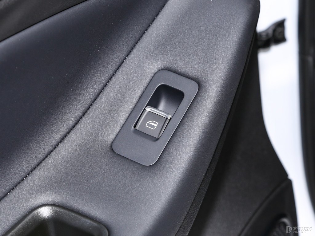 皓月白艾瑞澤5車廂內飾圖片