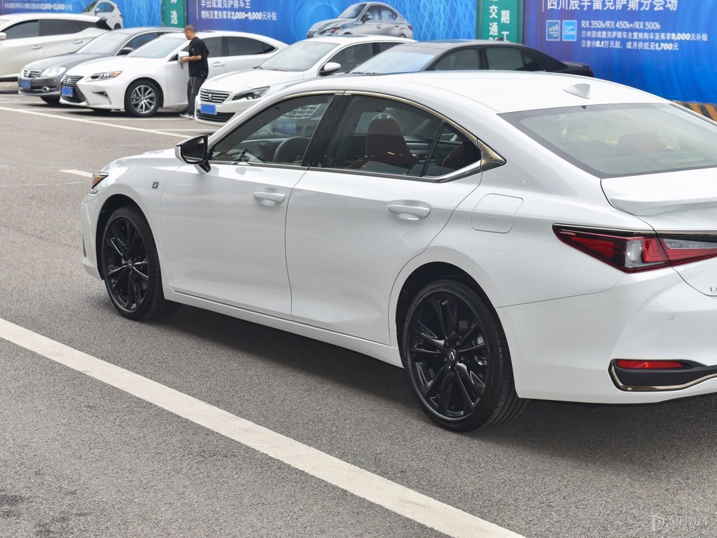 超音速石英白雷克薩斯ES車(chē)身外觀圖片