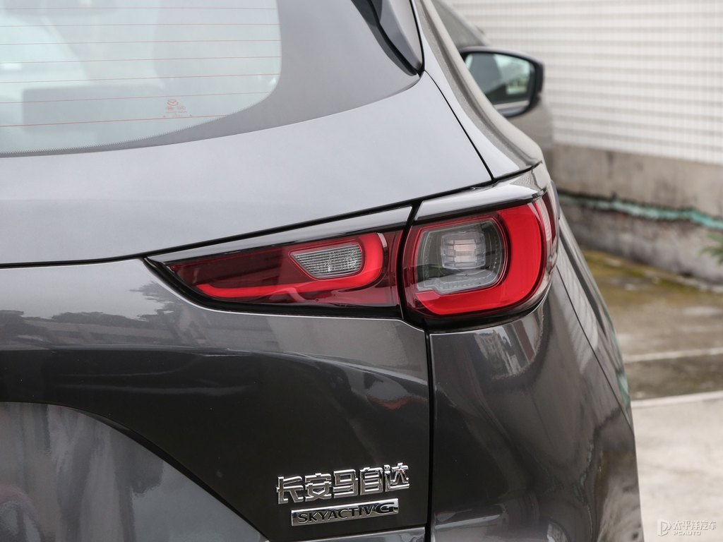 鉑鋼灰馬自達(dá)CX-5車(chē)尾外觀圖片