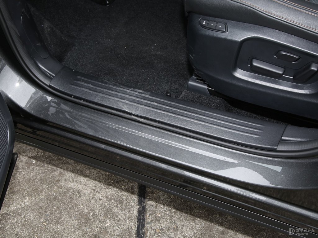 鉑鋼灰馬自達(dá)CX-5車廂內(nèi)飾圖片