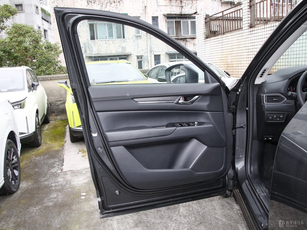 鉑鋼灰馬自達(dá)CX-5車(chē)廂內(nèi)飾圖片