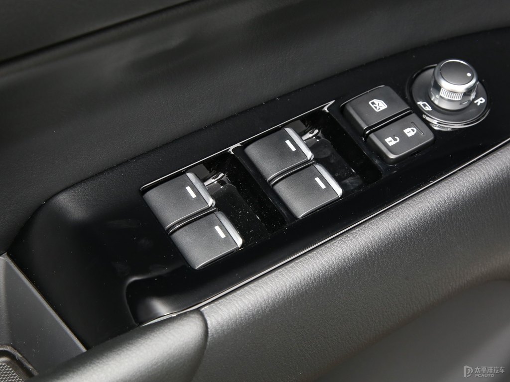 珠光白馬自達CX-5車廂內(nèi)飾圖片