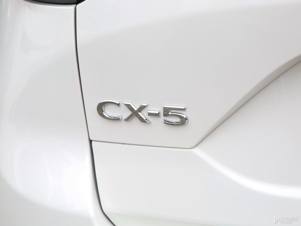 珠光白馬自達CX-5車尾外觀圖片