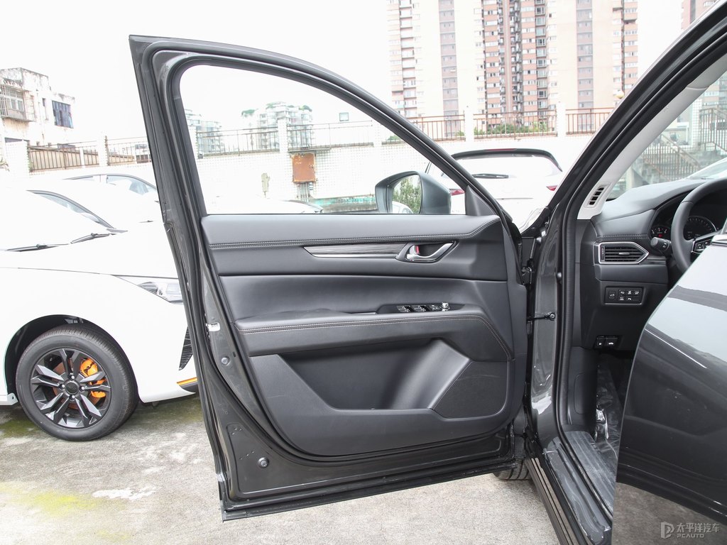 鉑鋼灰馬自達(dá)CX-5車廂內(nèi)飾圖片