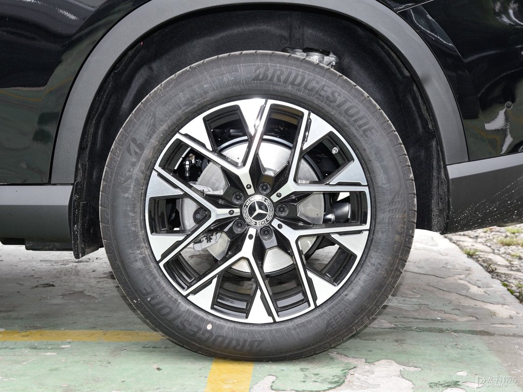 曜巖黑奔馳GLC車身外觀圖片