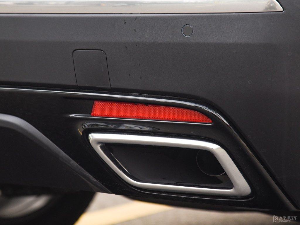 曼哈頓灰凱迪拉克XT5車尾外觀圖片