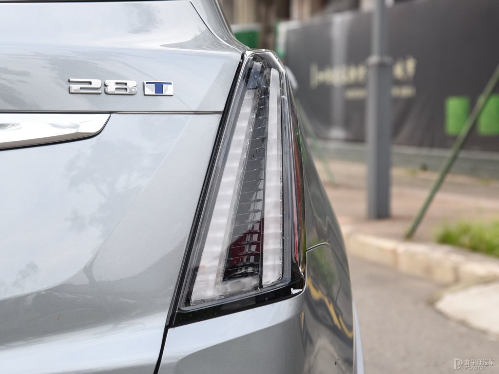 曼哈頓灰凱迪拉克XT5車尾外觀圖片