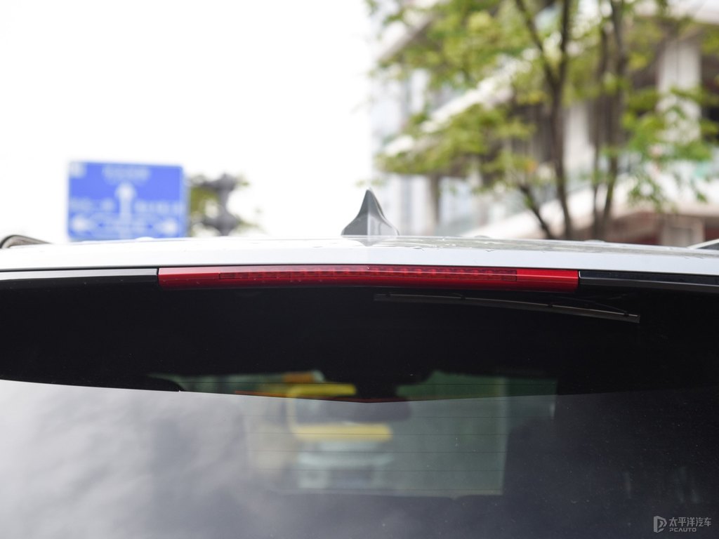 曼哈頓灰凱迪拉克XT5車尾外觀圖片