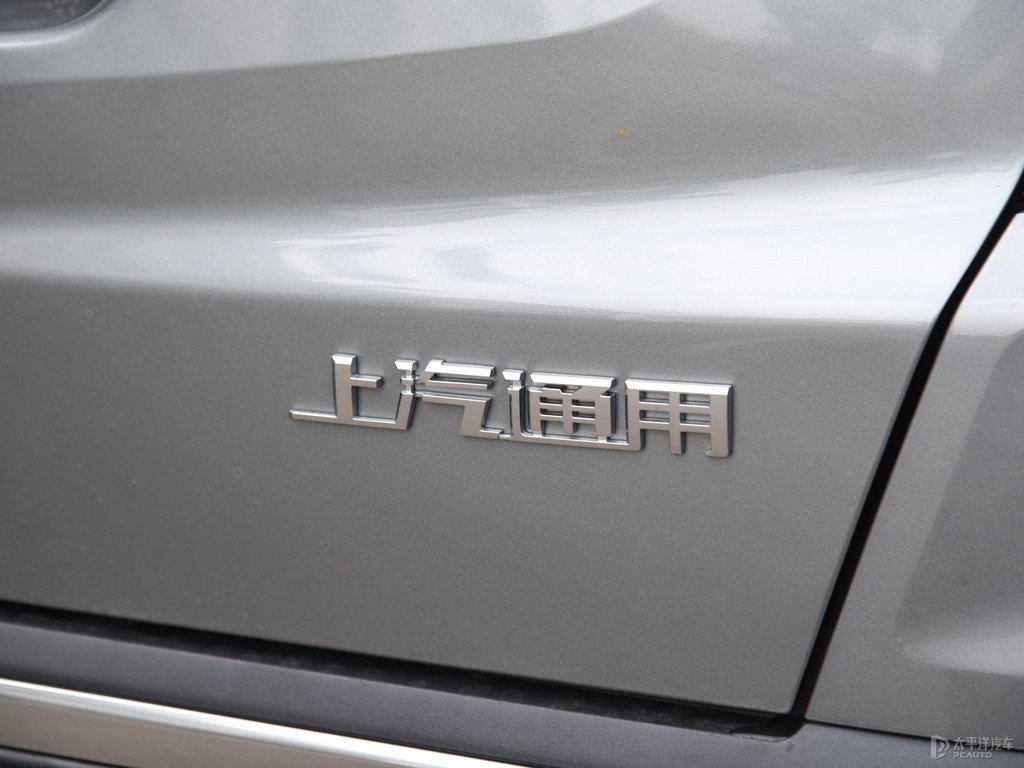 曼哈頓灰凱迪拉克XT5車尾外觀圖片