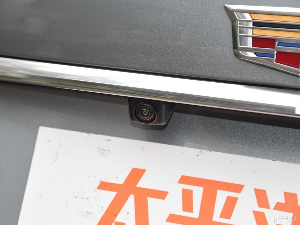 曼哈頓灰凱迪拉克XT5車尾外觀圖片
