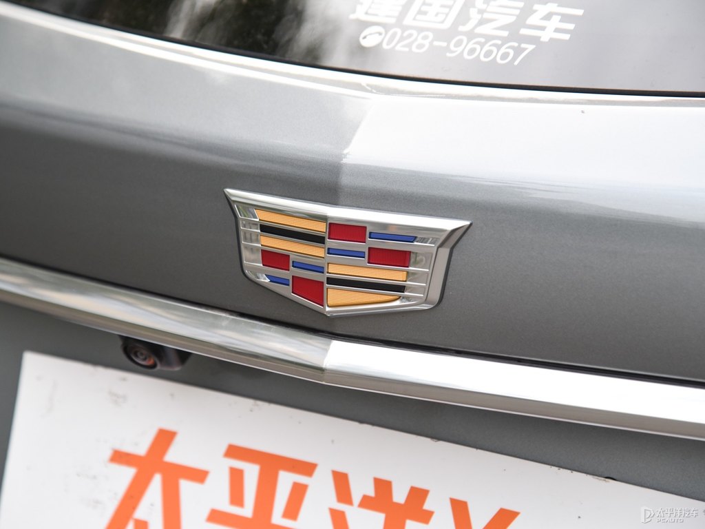 曼哈頓灰凱迪拉克XT5車尾外觀圖片