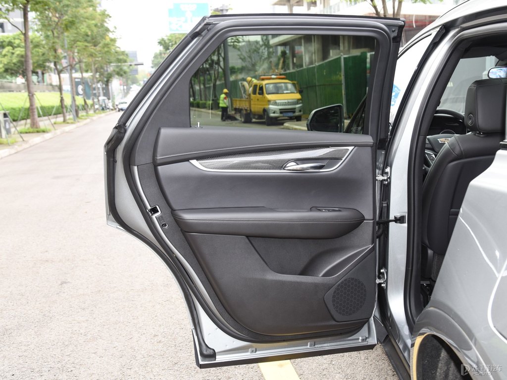 曼哈頓灰凱迪拉克XT5車廂內(nèi)飾圖片
